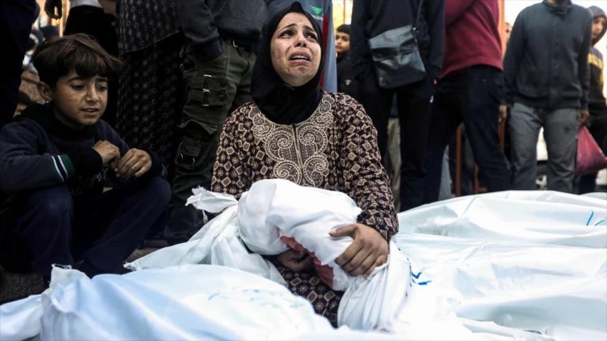 Una madre abraza el cuerpo de su hijo de 1 año que murió durante los ataques aéreos israelíes en Jan Yunis, la Franja de Gaza, 15 de diciembre de 2023. (Foto: Getty Images)