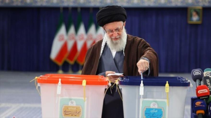El Líder de Irán, el ayatolá Seyed Ali Jamenei, ejerce su derecho al voto en el colegio electoral de Hoseiniye Imam Jomenini en Teherán, 1 de marzo de 2024.