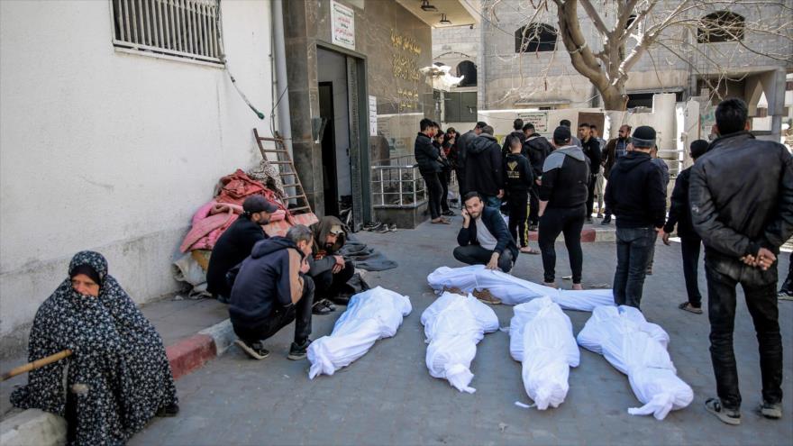 Cuerpos sin vida de palestinos asesinados en el ataque israelí a solicitantes de ayuda, el hospital Al-Shifa, Gaza, 29 de febrero de 2024. (Foto: AFP)