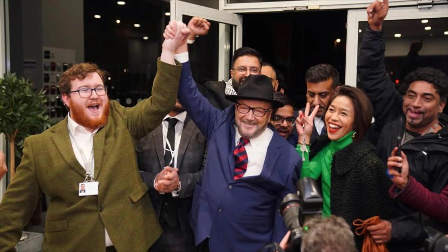 El político británico George Galloway (centro), después de ganar las elecciones para el escaño parlamentario en Rochdale, 29 de febrero de 2024.