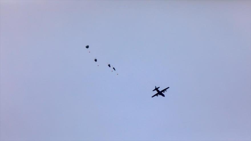 Un avión militar jordano lanza ayuda humanitaria sobre el sur de la Franja de Gaza, el 26 de febrero de 2024. (Foto: Xinhua)