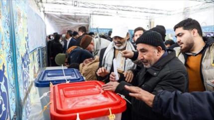 Cierran los colegios electorales en Irán tras 14 horas de votación