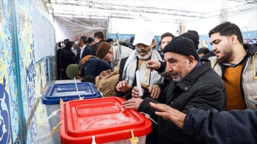 Los ciudadanos iraníes depositan sus votos durante las elecciones del Parlamento y de la Asamblea de Expertos en un colegio electoral en Teherán, 1 de marzo de 2024.