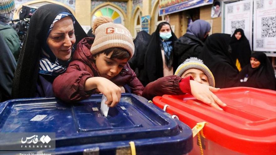 Mujeres iraníes depositan sus votos en la Mezquita Lorzade, en el sur de Teherán, la capital, 1 de marzo de 2024. (Foto: Fars)