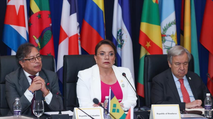 Los presidentes de Colombia y Honduras, Gustavo Petro (izda.) y Xiomara Castro, respectivamente, en la 8.ª cumbre anual de Cerlac, 1 de marzo de 2024.