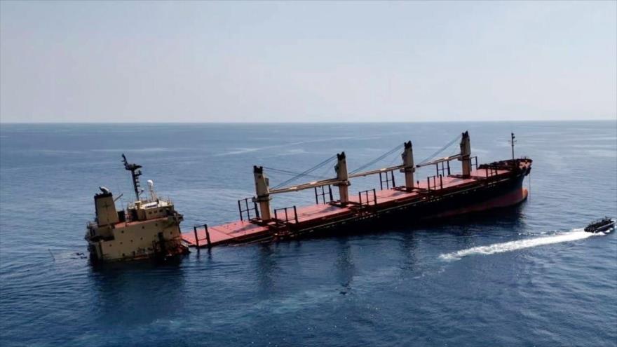 El barco de carga británico M/V Rubymar, hundido en el mar Rojo tras un ataque misilístico de Yemen, febrero de 2024.