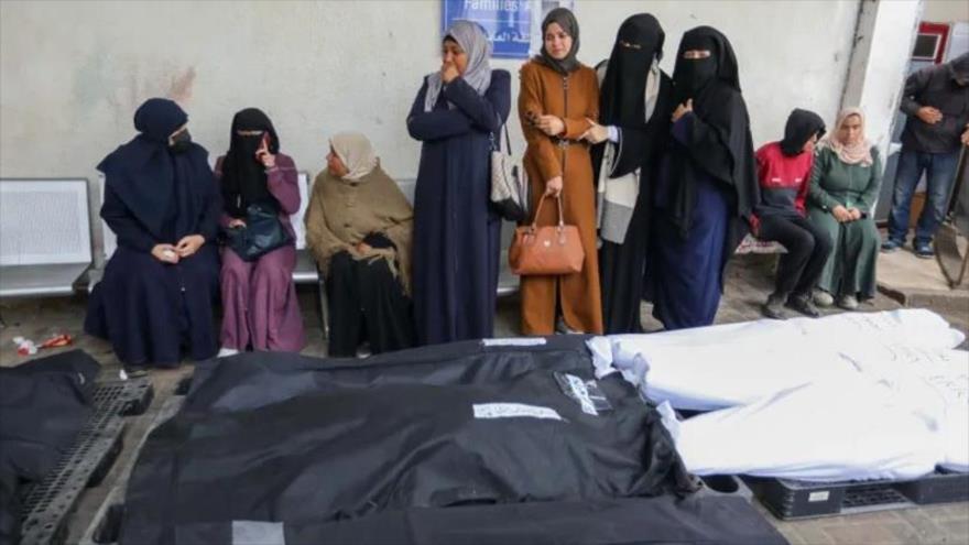 Cuerpos de palestinos asesinados en ataques israelíes contra Gaza envueltos en bolsas negras y sábanas blancas. (Foto: Getty Images)
