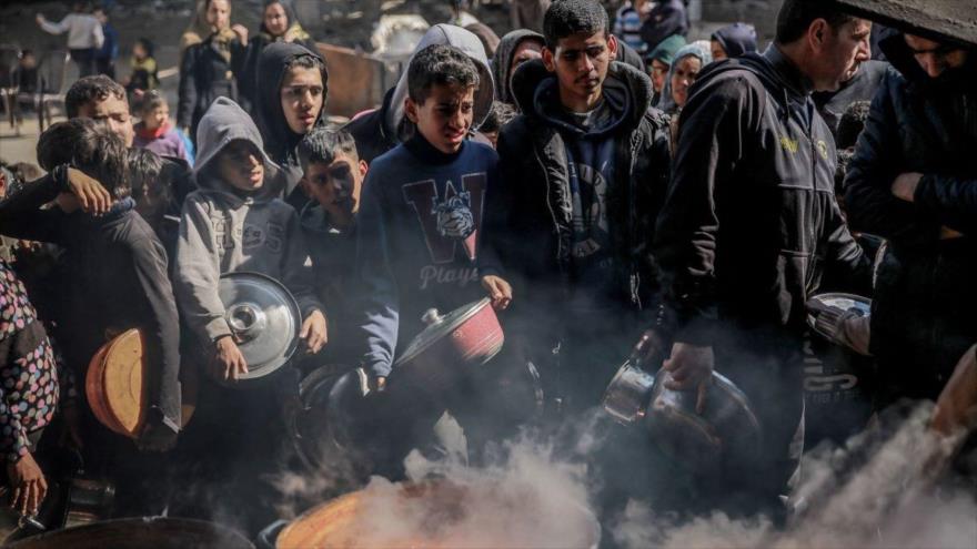 Palestinos esperan para recibir alimentos en el norte de Gaza, el 26 de febrero. (Foto: AFP)