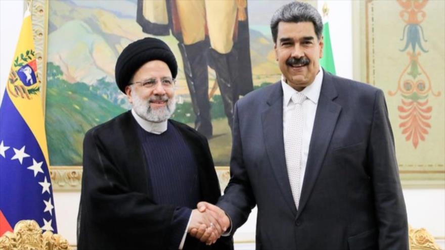 El presidente de Irán, Seyed Ebrahim Raisi (izda.) y su par de Venezuela, Nicolás Maduro, en Caracas, 12 de junio de 2023.