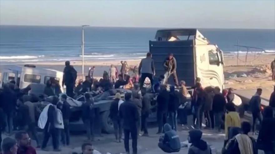 Palestinos transportan a las víctimas tras ataque israelí contra personas que esperaban ayuda, Gaza, 29 de febrero de 2024. (Foto: Reuters)