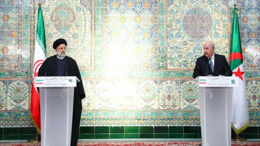 Presidente iraní, Ebrahim Raisi (izda.), en una conferencia de prensa conjunta con su par argelino, Abdelmadjid Tebboune, en Argel, 3 de marzo de 2024.