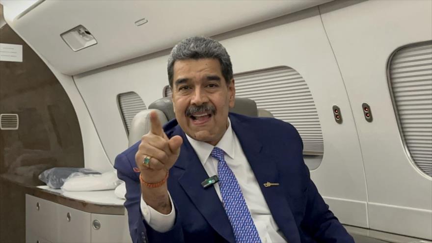 El presidente de Venezuela, Nicolás Maduro, habla con periodistas en avión en su regreso de la VII cumbre de la Celac, 2 de marzo de 2024.