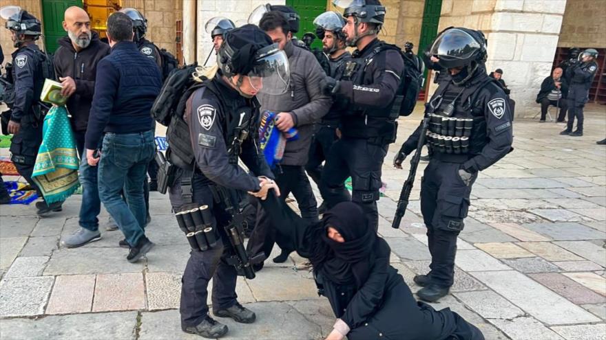 Militares israelíes atacan y expulsan a los fieles musulmanes palestinos de la Mezquita Al-Aqsa durante el mes de Ramadán, 5 de abril de 2023. (Foto: AFP)