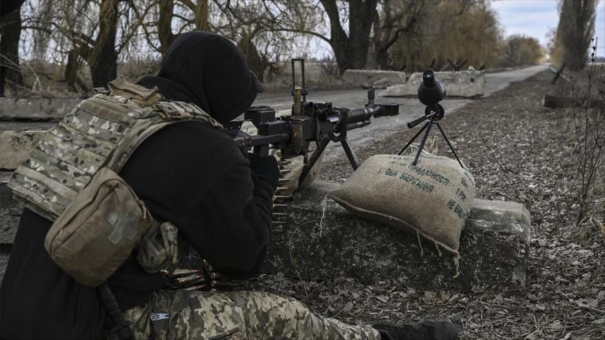 Un militar ucraniano apunta hacia las posiciones rusas en las afueras de la ciudad de Brovary, al este de Kiev. (Foto: AFP)
