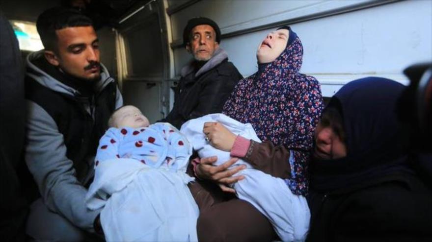 Llora Rania Abu Anza, madre de los gemelos Wisam y Naim, asesinados en un ataque aéreo israelí contra Rafah, sur de Franja de Gaza, 3 de marzo de 2024.