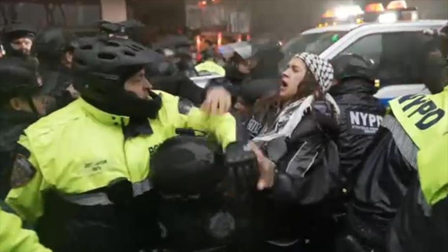 Agentes de la Policía de Nueva York reprimen una marcha propalestina y arrestan a manifestantes, 2 de marzo de 2024.