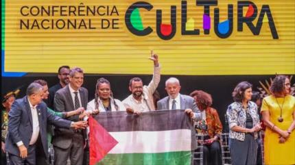 Lula ondea bandera de Palestina en pleno acto cultural en Brasilia