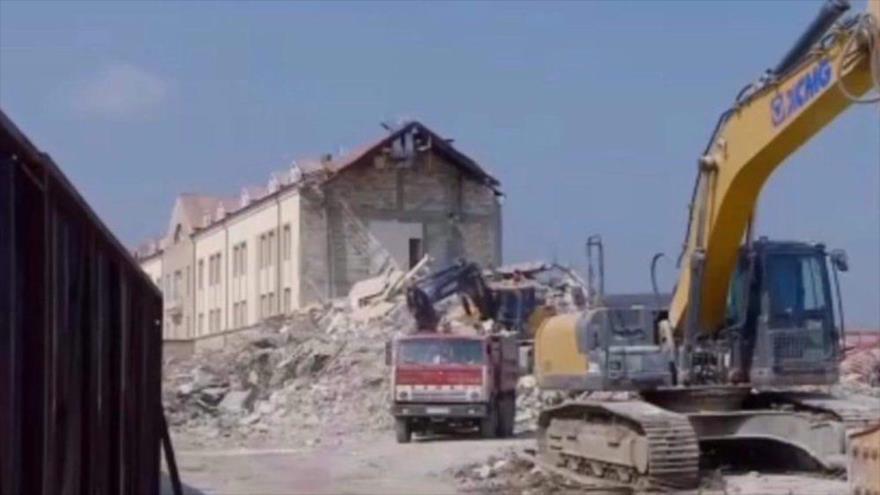 Imágenes transmitidas por la televisión estatal de Azerbaiyán muestran los trabajos de demolición del edificio del antiguo parlamento de Nagorno-Karabaj, en la ciudad Stepanakert.