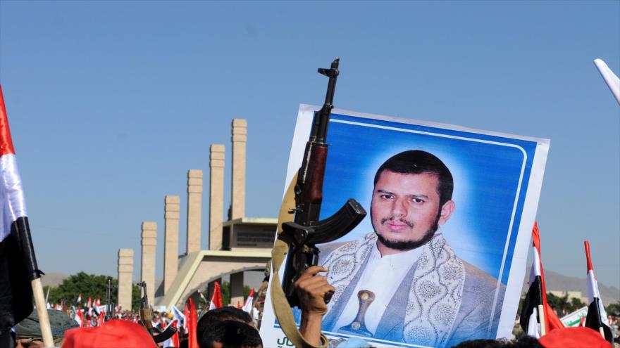 El retrato del líder del movimiento popular yemení Ansarolá, Abdulmalik Badreddin al-Houthi, en un desfile militar en Saná.