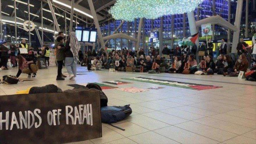 Los manifestantes con banderas palestinas se reunieron en la estación de tren del centro de Utrecht, Los Países Bajos, exigiendo una “tregua”, 2 de marzo de 2024. 