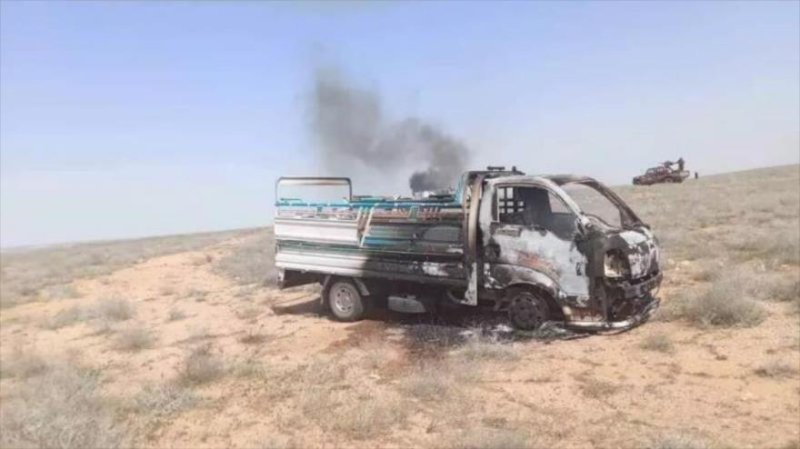 Coche en llamas tras un ataque de Daesh contra recolectores de trufas en Deir Ezzor.