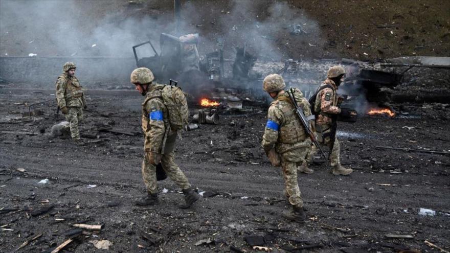 Miembros del ejército ucraniano recogen proyectiles sin explotar en Kiev, la capital de Ucrania, 26 de febrero de 2022.