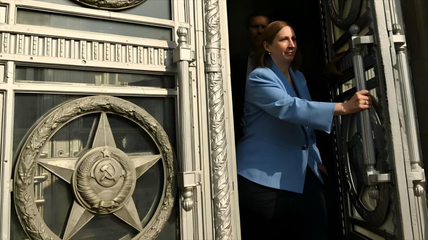 La embajadora de EE.UU. en Rusia, Lynne Tracy, abandona la sede del La Cancillería rusa en Moscú, 18 de abril de 2023. (Foto: AFP)