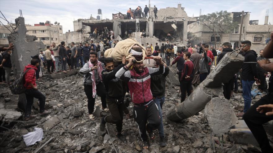 Los palestinos evacuan a una mujer herida tras un bombardeo israelí en Jan Yunis, en el sur de Gaza, 7 de diciembre de 2023. (Foto: AP)