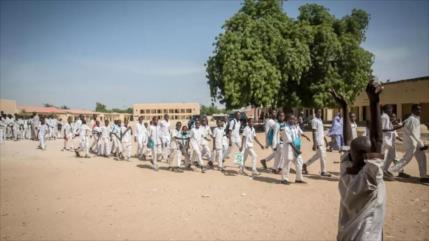 Hombres armados secuestran a casi 300 estudiantes en Nigeria