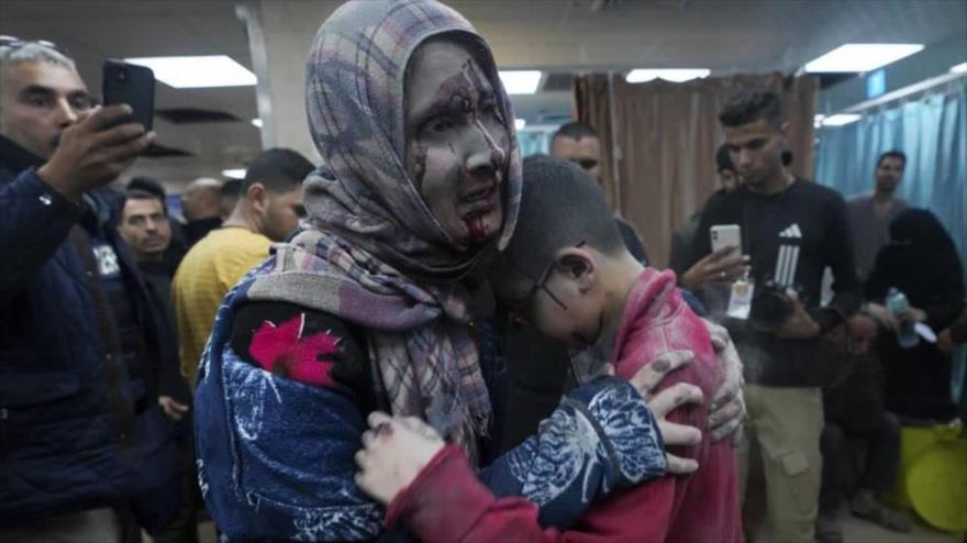 Una mujer palestina herida en un ataque israelí abraza a su hijo en un hospital en la Franja de Gaza.