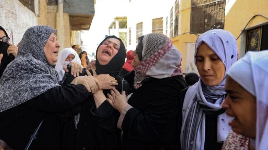 Las mujeres palestinas lloran durante el funeral de los miembros de su familia en Rafah, sur de la Franja de Gaza. (Foto: Getty Images)