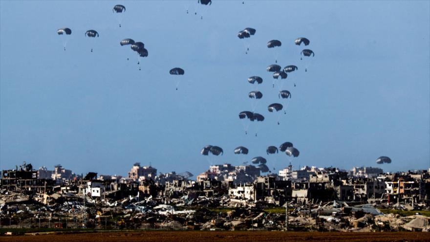 Mueren cinco palestinos en Gaza por lanzamiento aéreo de ayuda | HISPANTV