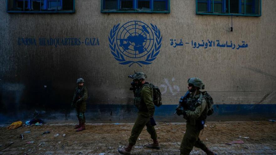 Soldados israelíes toman posición cuando irrumpen en la sede de la UNRWA en la ciudad de Gaza, 8 de febrero de 2024. (Foto: AP)