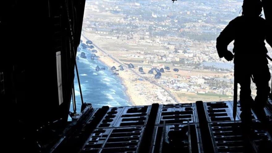 Un encargado de carga de la Fuerza Aérea de EE.UU. libera paletas de alimentos y agua sobre Gaza, 2 de marzo de 2024. (Foto: U.S. Air Force)