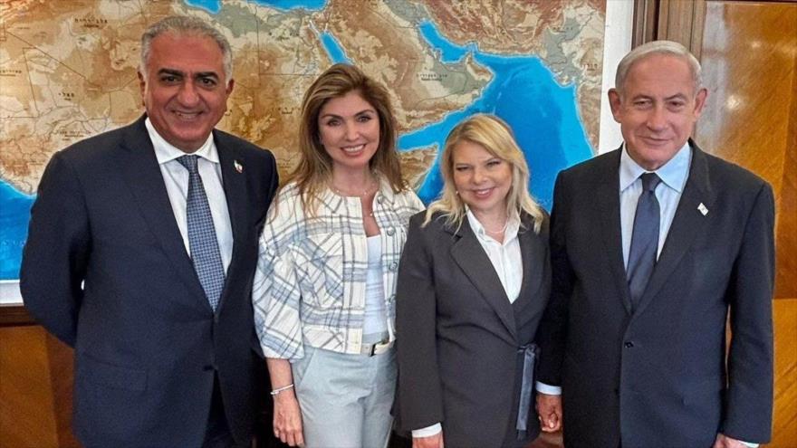Reza Pahlavi y su esposa (izda.) se reúnen con el primer ministro israelí, Benjamín Netanyahu, y su esposa.