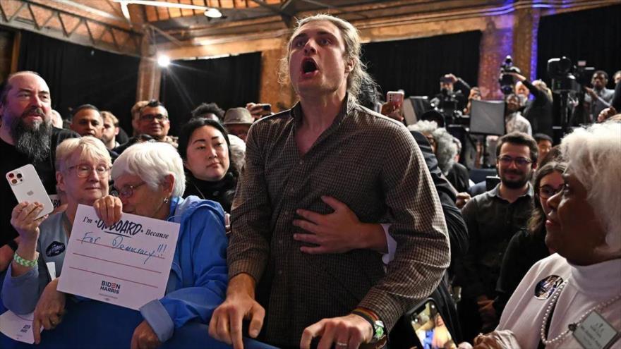 Un manifestante que grita en apoyo de los palestinos mientras el presidente Joe Biden habla durante un evento de campaña en Atlanta. (Foto: AFP)