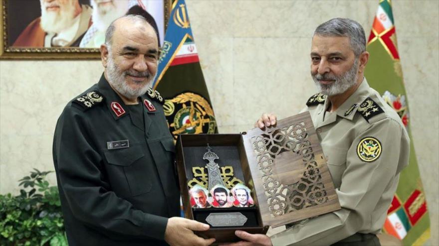 El general de división Hosein Salami y el general de división Seyed Abdolrahim Musavi reciben la medalla Fath, 10 marzo de 2014.