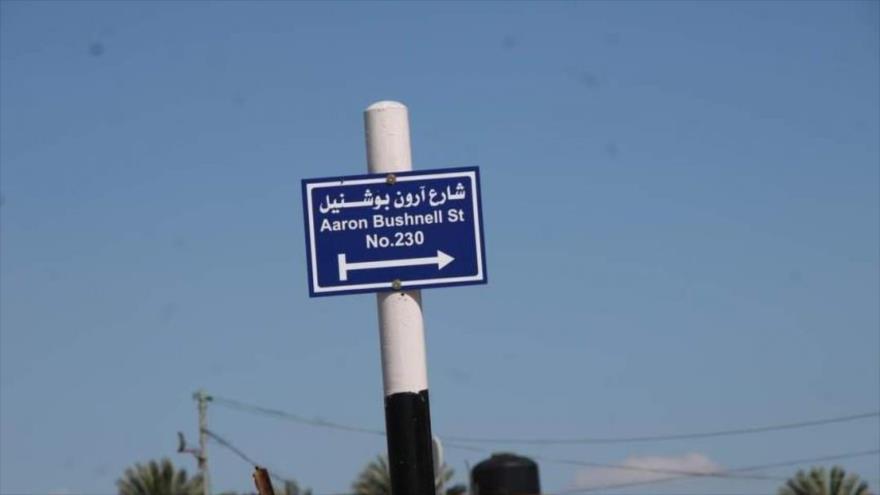 El letrero de la calle nombrada en homenaje del aviador estadounidense Aarón Bushnell, Jericó, Cisjordania ocupada. 