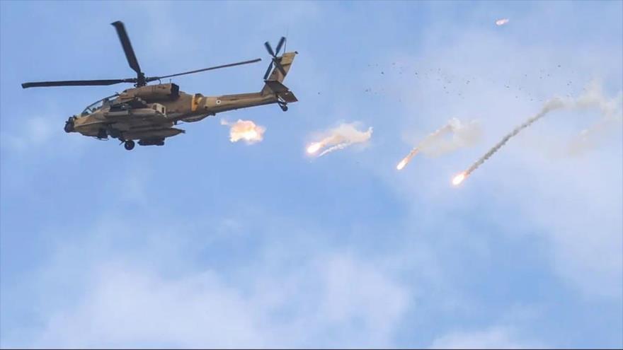 Un helicóptero de guerra israelí disparan misiles contra una ciudad de Cisjordania.