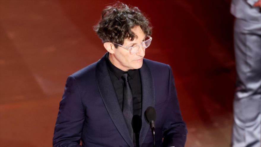 Jonathan Glazer habla después de recibir el Premio Oscar a la Mejor Película Internacional, 10 de marzo de 2024.