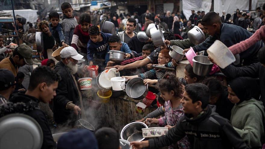 Los palestinos hacen fila para recibir comida en Rafah, en el sur de la Franja de Gaza, 21 de diciembre de 2023. (Foto: AP)