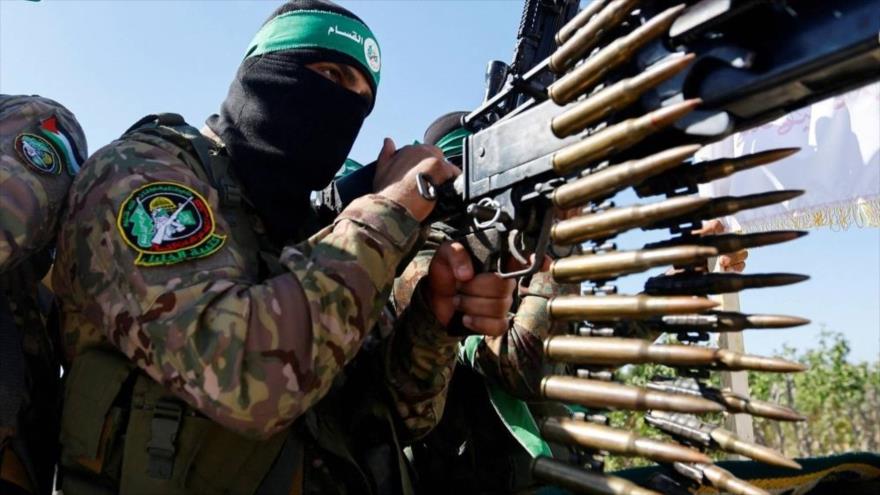 Un combatiente palestino del brazo armado de HAMAS, participa en un desfile militar para conmemorar el aniversario de la guerra de 2024.