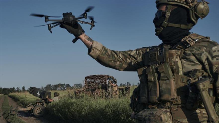Un soldado ucraniano lanza un dron en la línea del frente cerca de Bajmut, Ucrania, 20 de agosto de 2023. (Foto: AP)