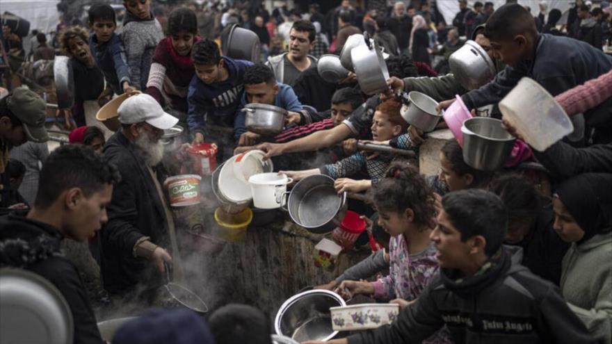 Los palestinos hacen fila para recibir comida en Rafah, en el sur de la Franja de Gaza, 21 de diciembre de 2023. (Foto: AFP)