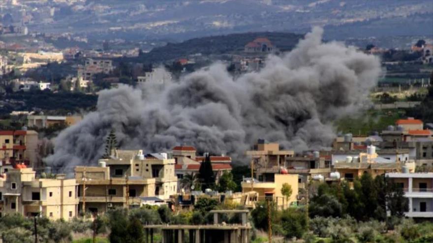 El humo se eleva sobre los edificios tras un ataque israelí en la aldea fronteriza de Majdal Zoun, en el sur de El Líbano, 9 de marzo de 2024. (Foto: AFP)