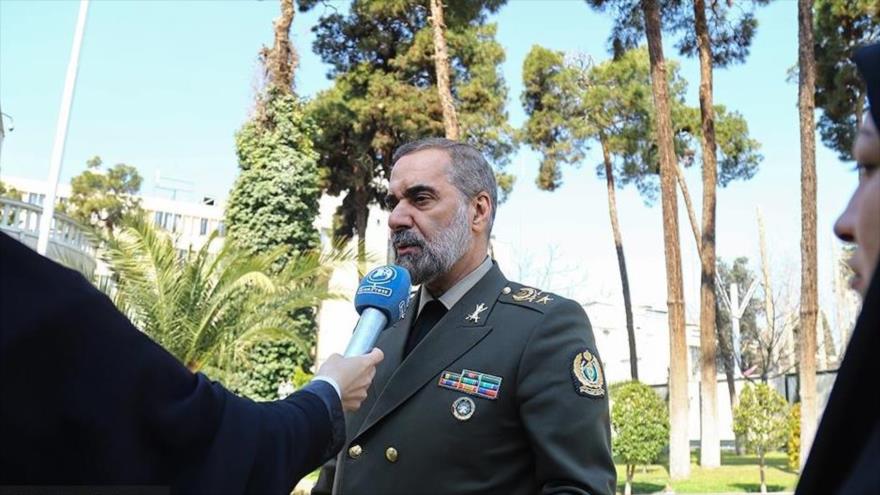 El ministro iraní de Defensa, el general de brigada Mohamad Reza Ashtiani, habla con la prensa, 13 de marzo de 2024. (Foto: IRIB)
