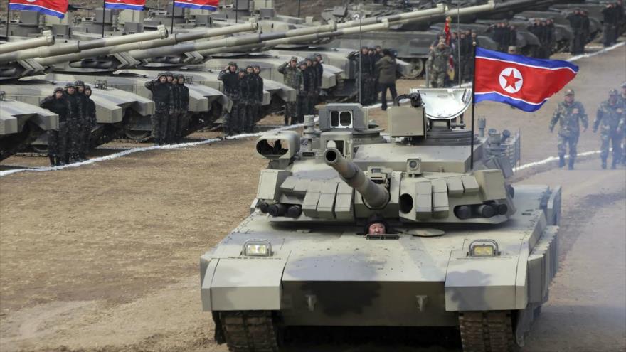 El líder norcoreano, Kim Jong-un, maneja un nuevo tipo de tanque durante unos ejercicios militares, 13 de marzo de 2024. (Foto: AP)