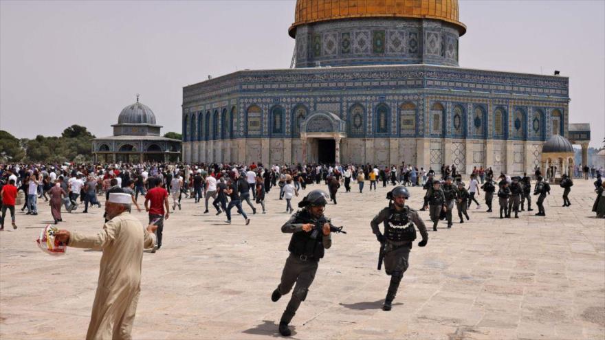 Militares israelíes irrumpen en el recinto de la sagrada Mezquita Al-Aqsa.