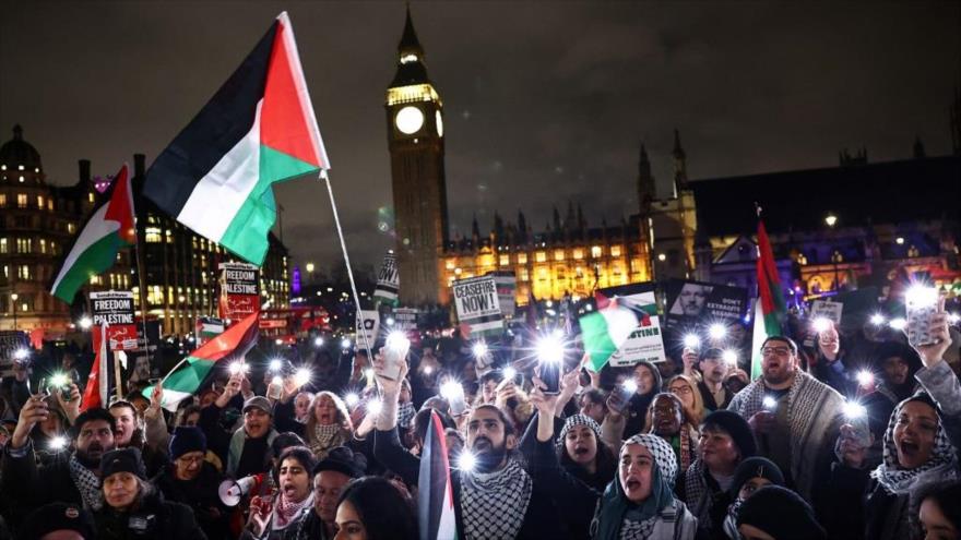 Manifestantes propalestinos protestan en Londres, capital del Reino Unido, en condena de la guerra genocida en Gaza y piden el cese de las atrocidades israelíes.