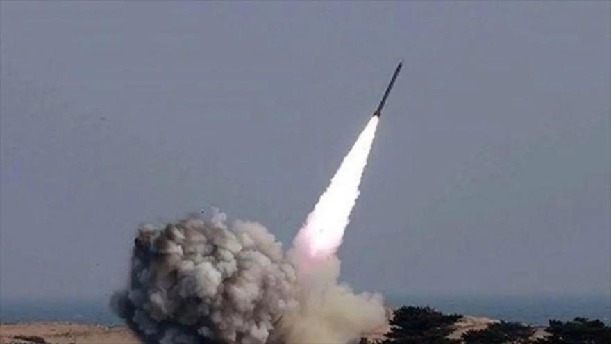 Un misil lanzado por las fuerzas yemeníes en pleno disparo.